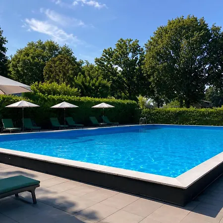 Gezellig Met Tuin, Nabij Speeltuin En Zwembad